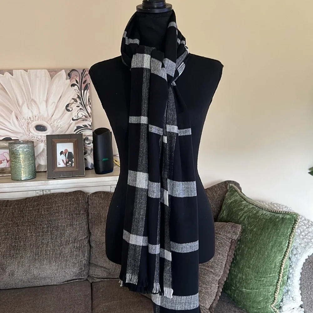 NWT Gap Black/White Acrylic Checkered‎ Scarf w/ Fringe
